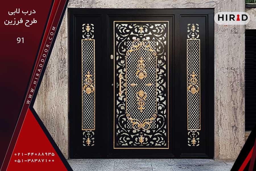 درب لابی فلزی مشکی رنگ، دارای شیشه سکوریت، همراه با گل های تزئینی و قاب طلایی، دارای دو کتیبه، نصب شده در ورودی لابی ساختمان